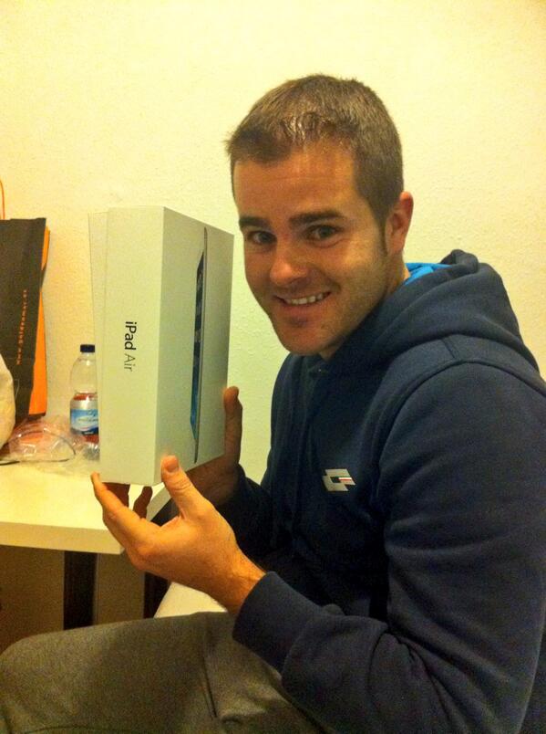 vickyrm91's tweet photo. Como un niño chico con sus reyes!!! @Moraguita16 jijiji http://t.co/mL2mlXm4JL
