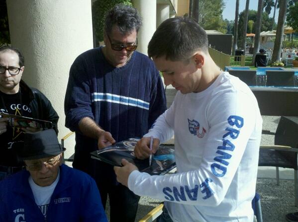 SteveKim323's tweet image. - GGG signing some autographs before his press gathering #boxing