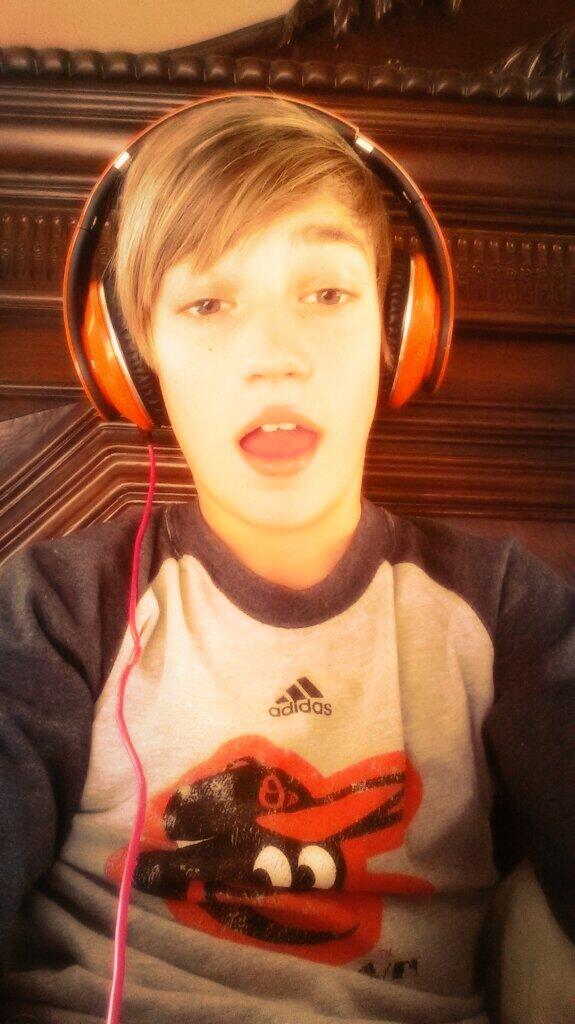 DevonWillett's tweet photo. Chillin at home board someone txt me @t_mcmahon44 @t_mcmahon44 http://t.co/pBY58D0XZV