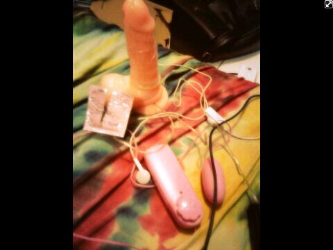 Lesswidie's tweet photo. Ini nih temen aku klo pasangan lesbi aku lagi di luar kota...makasih ya http://t.co/Qnf3NiuYkC