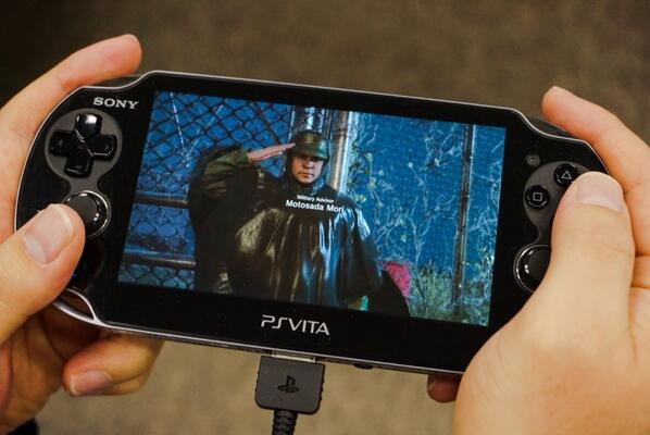 Hideo Kojima muestra Metal Gear Solid V: Ground Zeroes en PS Vita gracias al Remote Play con PS4 Bd_CaKoCYAEvzE5