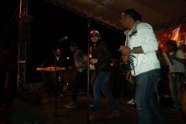 TropiMusicRD's tweet photo. @RafelyOnline @RafelyRosario En #Duverge, Diciembre 2013 @FiestaPopularRD http://t.co/sx8n4RrxVH
