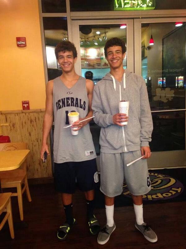 izzie__mirghani's tweet image. He&apos;s my cousin... #freesmoothies