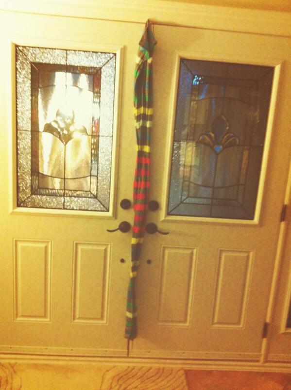 vanpizzingrilli's tweet image. Keeping the draft out with scarves #improvin