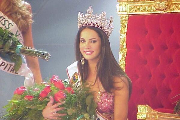 venevision's tweet photo. #MundoShow Revive el paso de Mónica Spear (1984-2014) por el @MissVzla http://t.co/XL6XJ0XeVi Q.E.P.D. http://t.co/ds5kIz3jie