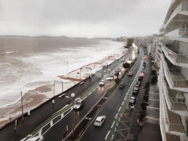 PierreMenes's tweet photo. Une grande pensée à mes amis de La Baule qui prennent cher avec la tempête. http://t.co/0YXAquvzbo