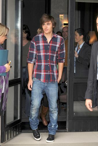 توییتر Fashion9842 در توییتر シャツ カジュアルで爽やか メンズセレブのファッション ザック エフロン T Co Mks5qulukh メンズファッション Fashion