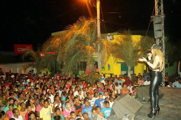 TropiMusicRD's tweet photo. @LAMATERIALISTA1 En #Duverge, Diciembre 2013 @FiestaPopularRD http://t.co/ITieDhOKDS