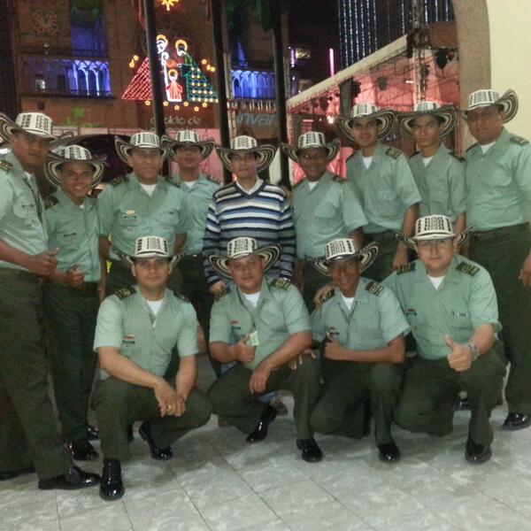 sonverde's tweet photo. Listo @sonverde para su presentación en la plaza bolivar #FeriaManizalez con Dios muchachos @eljerrejerre @Valledupar http://t.co/UMjUblayB5