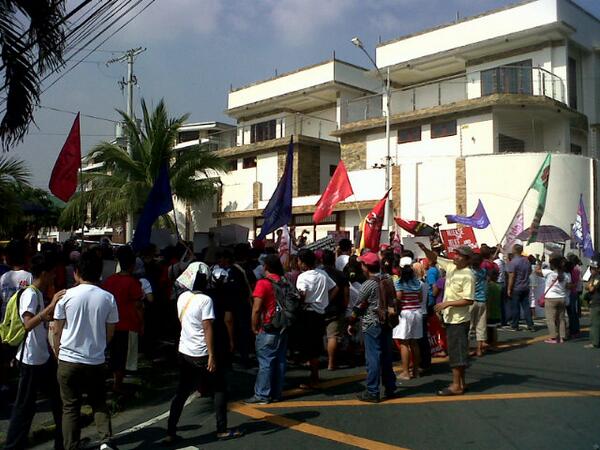 Tindog_PKK's tweet photo. Cops blocked #YolandaPH survivors at West 4th cor Times Street as they hold protest in time of the 2nd month Yolanda http://t.co/bGk3KbjB8V