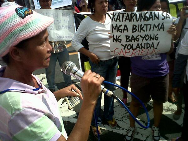 Tindog_PKK's tweet photo. #YolandaPH survivor from Tacloban weeps as she express disgust over BS Aquino in time of the 2nd month of the tragedy http://t.co/csAhWdtP08