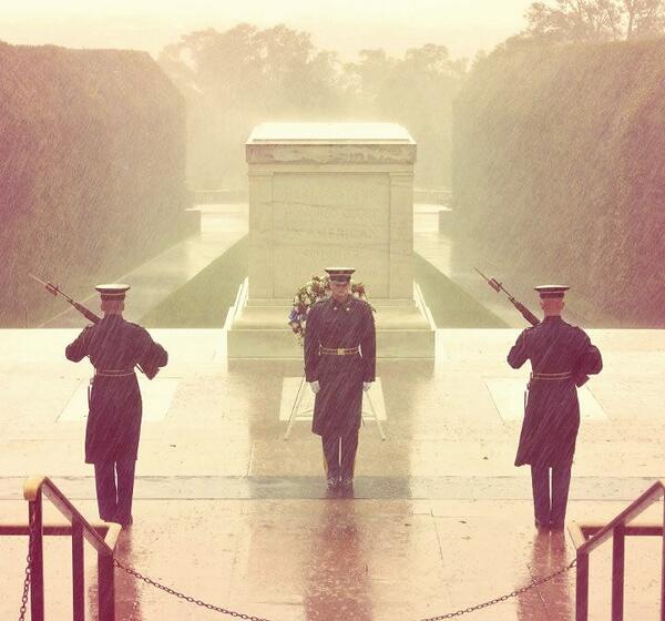 InspiredPatriot's tweet photo. Praying for these men tonight as they watch over the tomb of the Unknown Soldier!! #polarvortex http://t.co/10CAw8C0j8