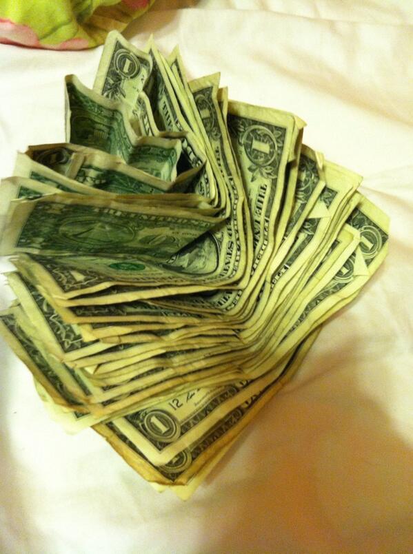 nodezilla101's tweet image. tips for the night, I swear I'm not a stripper 😫😂 #RestaurantLife