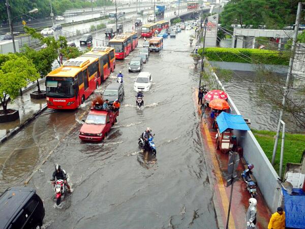 TMCPoldaMetro's tweet photo. 11:34 #Banjir di dpn Kampus Trisakti Grogol &amp; lalin tersendat. (Foto: @merlynrinaldo) http://t.co/b1w9p2D5rF