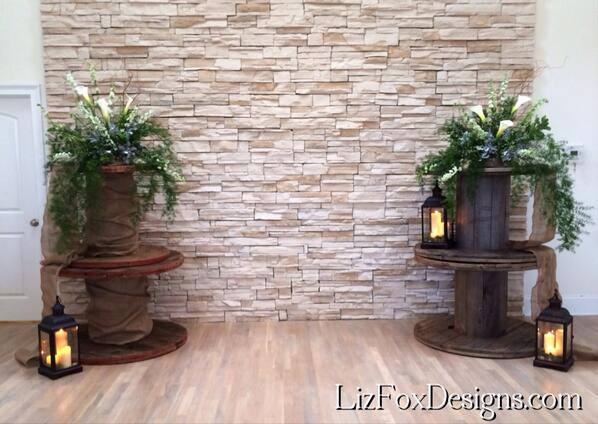 LizFoxDesigns's tweet photo. Ceremony decor... a totally new use for industrial wooden spools! #FloralDesign #wedding http://t.co/h8ddWhJX8M