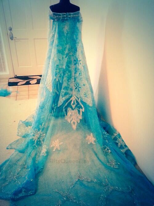 ItsFrozen2's tweet photo. RT if you want Elsa's ice dress http://t.co/HufOKgK2hf