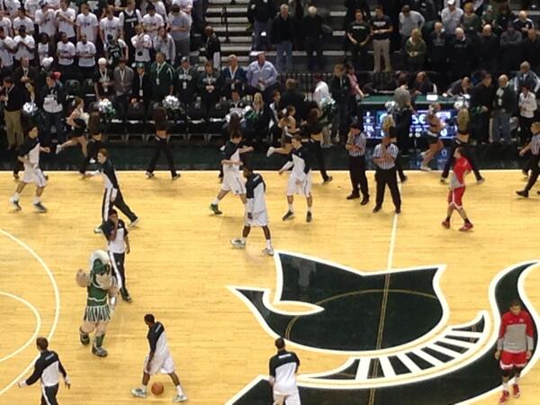 warrensgotswag's tweet photo. Players warming up before beating an undefeated Ohio State team once again. http://t.co/k5NlmJWwkB
