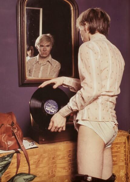 Si necesitas ropa tanto como Andy Warhol, en Cuervo Store tenemos tus rebajas