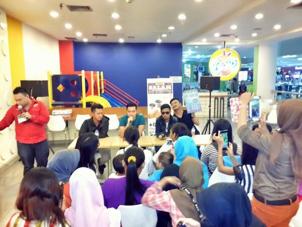 TrinityOptimaP's tweet photo. Meet n greet @D_bagindas dengan beberapa pembeli paket album #1Malam Texas Chicken di Mall Cijantung http://t.co/u96JZEbGuT