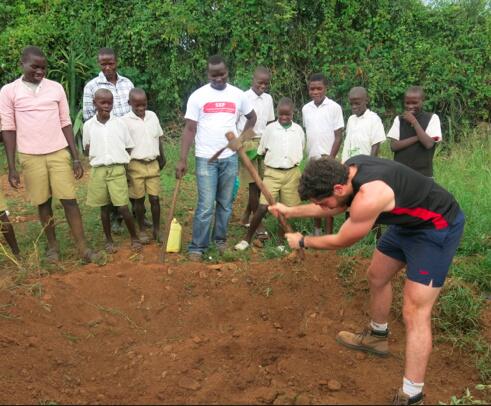 SEP_KENYA's tweet photo. Our Kitchen Garden Volunteers in activity, making KGs in 8 Primary Schools in East Kano - SEP. http://t.co/0v01Ahonq0 http://t.co/56frL4diQQ