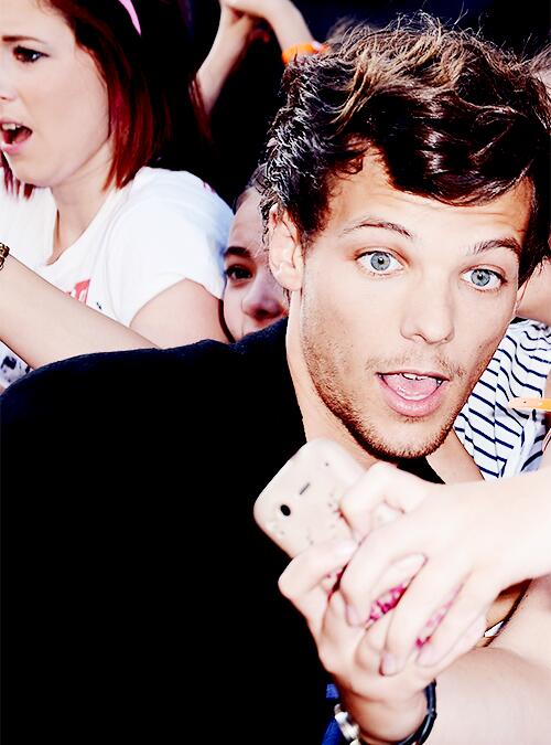 OneD1015's tweet image. He's so hot lol