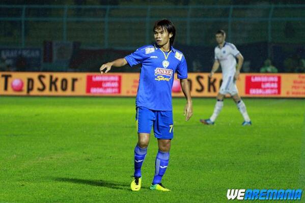 we_aremania's tweet photo. #JR77 kuat bagai karang d lini tengah #Arema, more: http://t.co/obPxMVu6yp #FotoArema http://t.co/uYoLlqGD5N