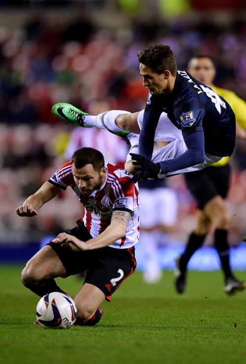 DeGeaIndo's tweet photo. Januzaj yang terus mendapat tekel dari pemain lawan. http://t.co/8urVWn3QRH