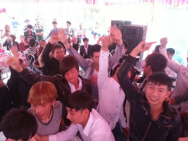 WideEyedTours's tweet photo. Ain't no party like a #Vietnam #wedding dance party! http://t.co/STmv9NUFyG