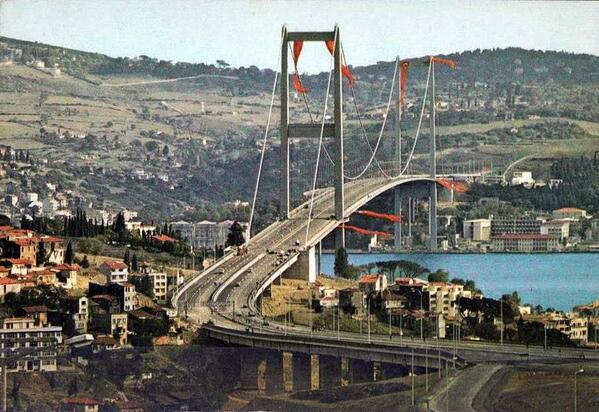 hayalleme's tweet photo. Boğaziçi Köprüsü'nün yeni açıldığı zamanlar. http://t.co/WUHNpUJ8nA