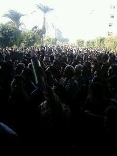 AntonCairo's tweet photo. Demonstran #TolakPersidangan  Mursi di Universitas Asyut.#8_Jan http://t.co/GdNKDZVxHP