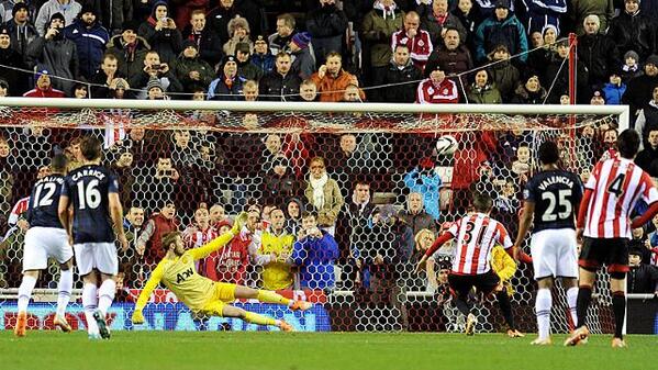 DeGeaIndo's tweet photo. De Gea salah menebak arah bola saat terjadi penalti yang dieksekusi oleh Borini. http://t.co/oDjCpZSp1P