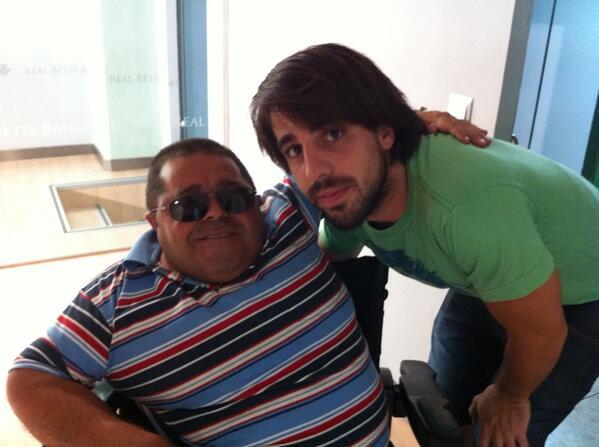 Romo_Soriano's tweet photo. No tires una falta al borde del área, por favor. Piensa en lo feliz que nos hiciste una noche mágica en Nervión!!! http://t.co/a033dCNdBa