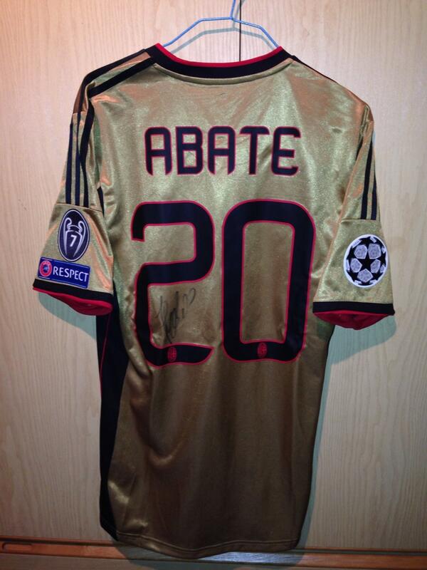 MauroCapra's tweet photo. @_igna20_   TI PIACE?? ALTRA MAGLIA AGGIUNTA ALLA MIA COLLEZIONE!!GRANDE IGNA...👍👍 http://t.co/s6brK3HDDh