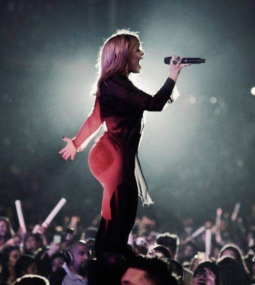 directionlizado's tweet photo. a bunda da demi é tão pequena que nem da pra ver http://t.co/XLYiAEnjcO
