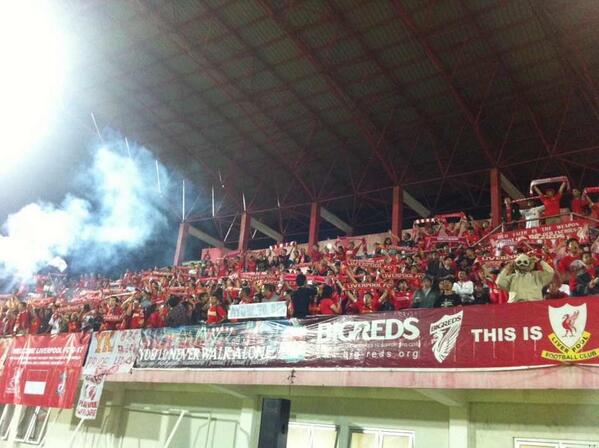 Proud! RT <a href="/BIGREDS_IOLSC/">BIGREDS IOLSC</a>: Merah di Std Sultan Agung. #FrenzUtdLFCU17 #LFCtindakJOGJA (via: @nicko_andrean)