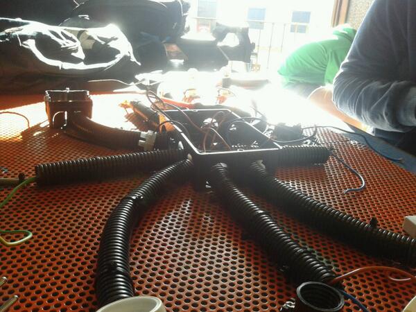 ModestoBetico's tweet photo. En el taller con  @javist97 http://t.co/OaKgqvKcZH