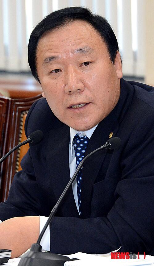 북한이 국정교과서 쓰니 우리도 쓰자..종북이네요^^ "<a href="/seojuho/">서주호</a>:"국정교과서 쓰는 선진국은 없다던데요"라는 손석희 앵커의 질문에 "..북한도 국정교과서 쓴다"고 대답한  강원 평창 염동열 국회의원님 "