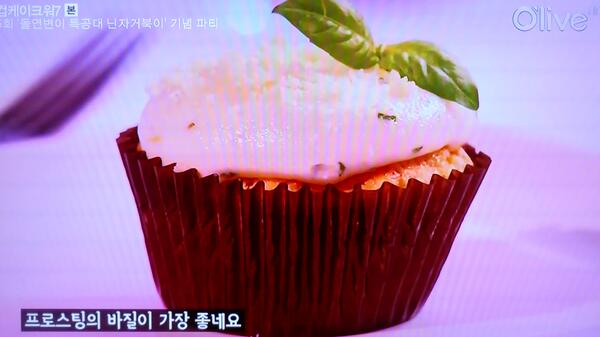 mooming1983's tweet photo. @olivetv_twt 맞다맞다.닌자들이 피자라면 환호했는데,어릴적 미국하수구엔 닌자거북이 진짜사는줄알았는데^^추억돋네~피자맛나는 컵케잌이라~ http://t.co/Z9Fd0uLeoG