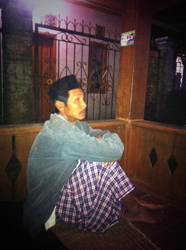 AlmanfaluthiH's tweet photo. Pak ustad serius nonton bola. http://t.co/0zW2Umx4MQ