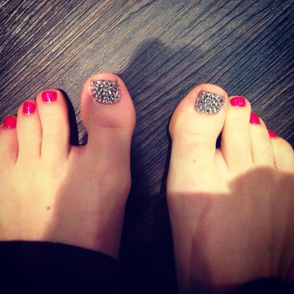 PureWellbeing's tweet photo. My very #sparkly #Swarovski #toes http://t.co/lO88XrBwHL