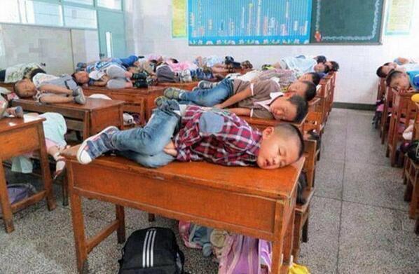 En China los profesores permiten que los niños duerman 20 minutos en clase para aprender mejor. Así, sí.