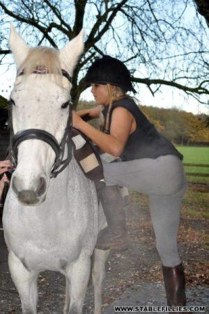 young_577893108's tweet photo. blueeyes #horse #jodhpurs #blonde #british #english #boots #danniking #horsewoman http://t.co/EIjbPFFMGn http://t.co/d50ArV9RQK