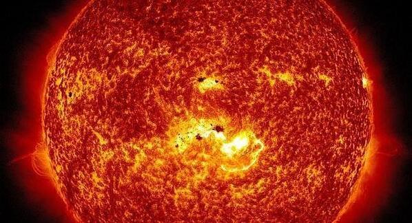 hoyextremadura's tweet photo. Un bombazo solar alcanzará mañana jueves 9 de enero la Tierra http://t.co/CDHjyss0zc via @hoyextremadura http://t.co/H6mpB65nuL