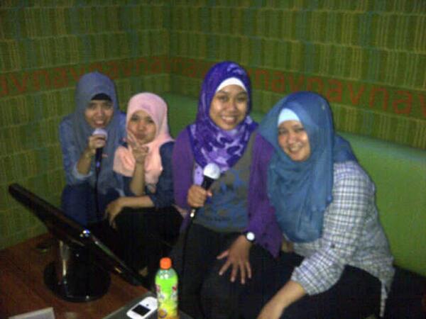 zzabbarr's tweet photo. Jangan lupaa bayaarrr hhaa"@trimulyanidnt: Karokean with @Ennylbs @yulycimanja @maeajwah http://t.co/o03wzLKqPj"