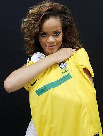 NavyCatHiveney's tweet image. Só 3 dias para nossa RiRi voltar ao Brasil! Sua última vez no país foi em 2011. Rihanna #Randbartist #PeoplesChoice
