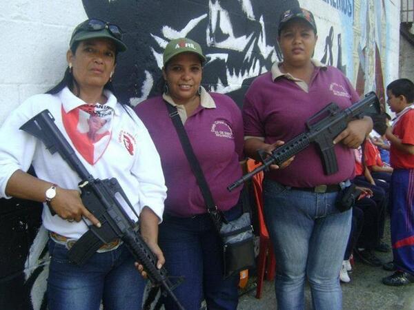 pregANDREINA's tweet photo. Docentes chavistas educando con ARMAS????? >>>>>> https://t.co/pDtszGFVJ0 #Venezuela"