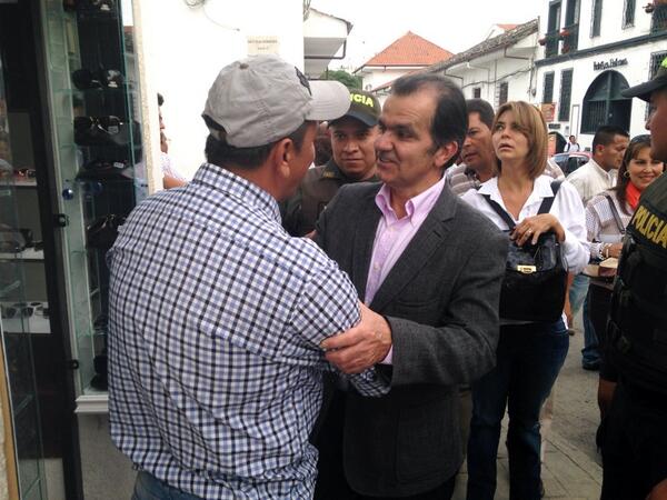 OIZuluaga's tweet photo. En Popayán hacia la Registraduría, para solicitar precisión sobre firmas de apoyo al  @CeDemocratico http://t.co/fPhGwo0dRt