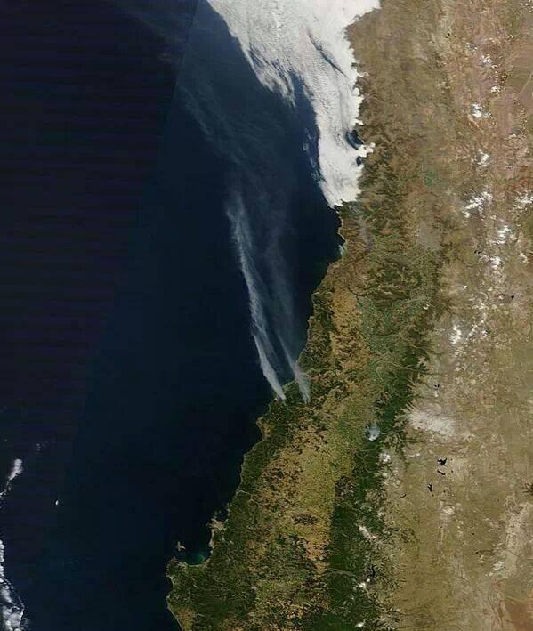 GeoChilena's tweet photo. Nubes de humos provenientes de incendios forestales son vistas desde el espacio http://t.co/La69HQPTTZ