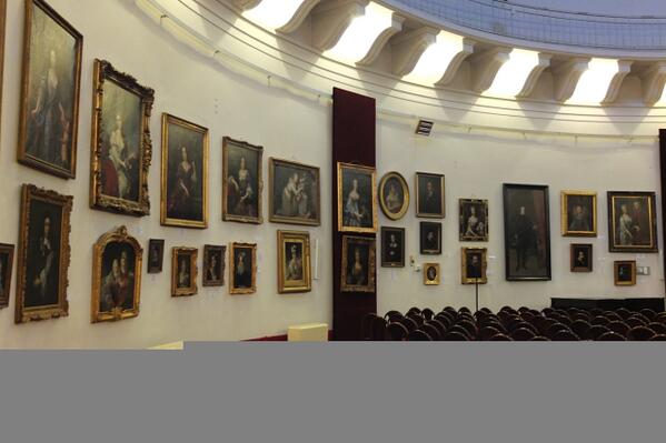 JulTrey's tweet photo. Lieu (une ancienne banque) et accrochage étonnants pour la collection « Jean-Paul II » (ou « Porczyński ») à Varsovie http://t.co/5elGwkcB7M