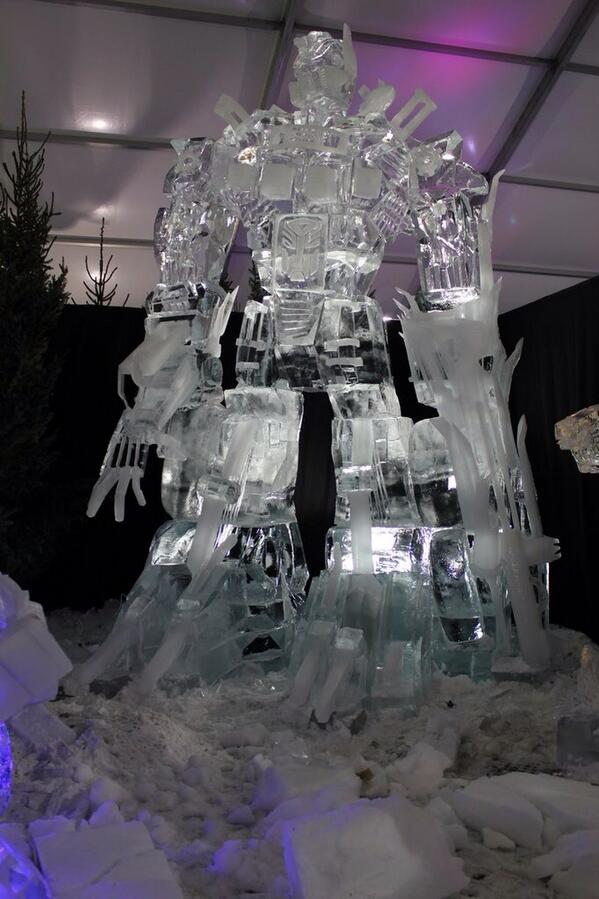 MeredithFrost's tweet photo. Oh my god, an Optimus Prime ice sculpture. http://t.co/3kElIACMt0 http://t.co/uP2pHYuSG8